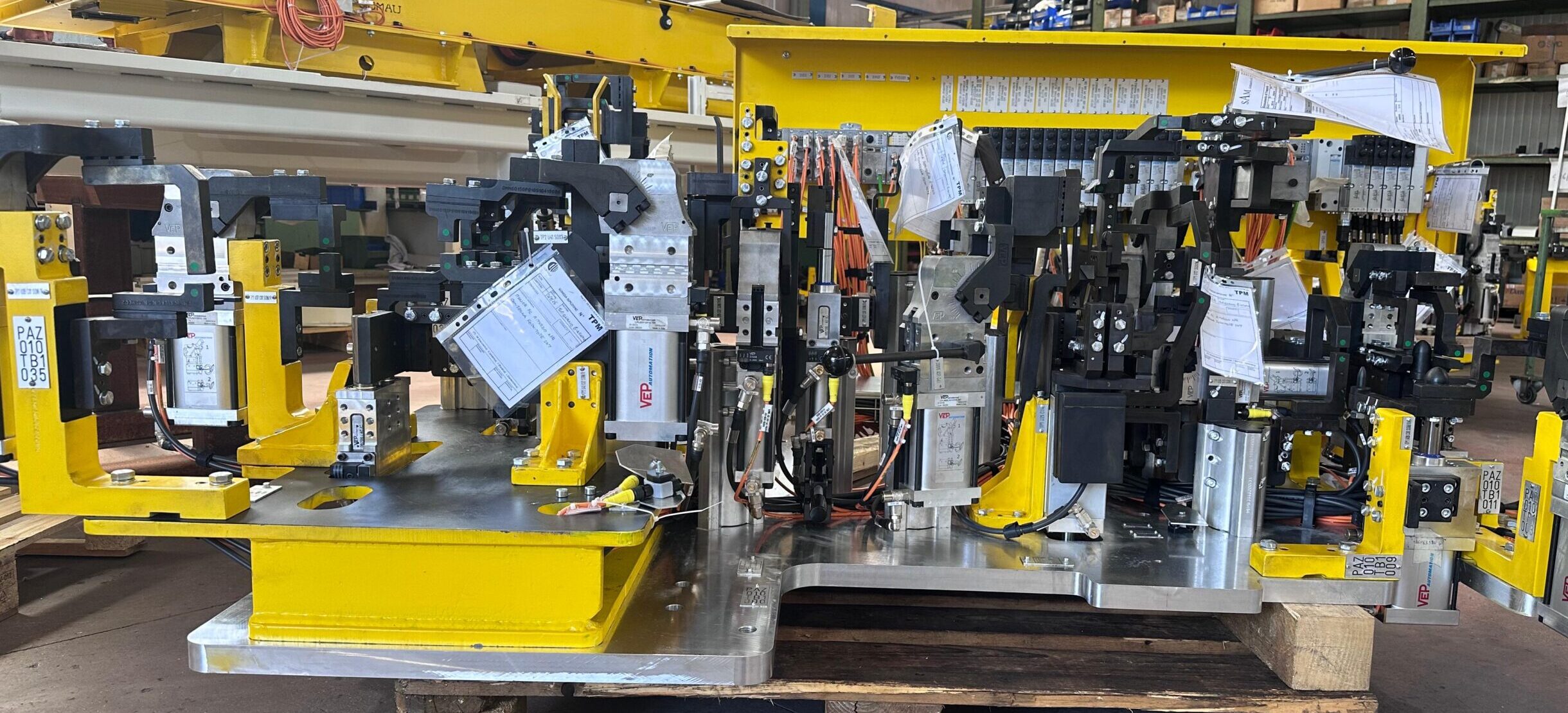 Attrezzatura dedicata per l'assemblaggio del puntone anteriore realizzata da SAM Automotive