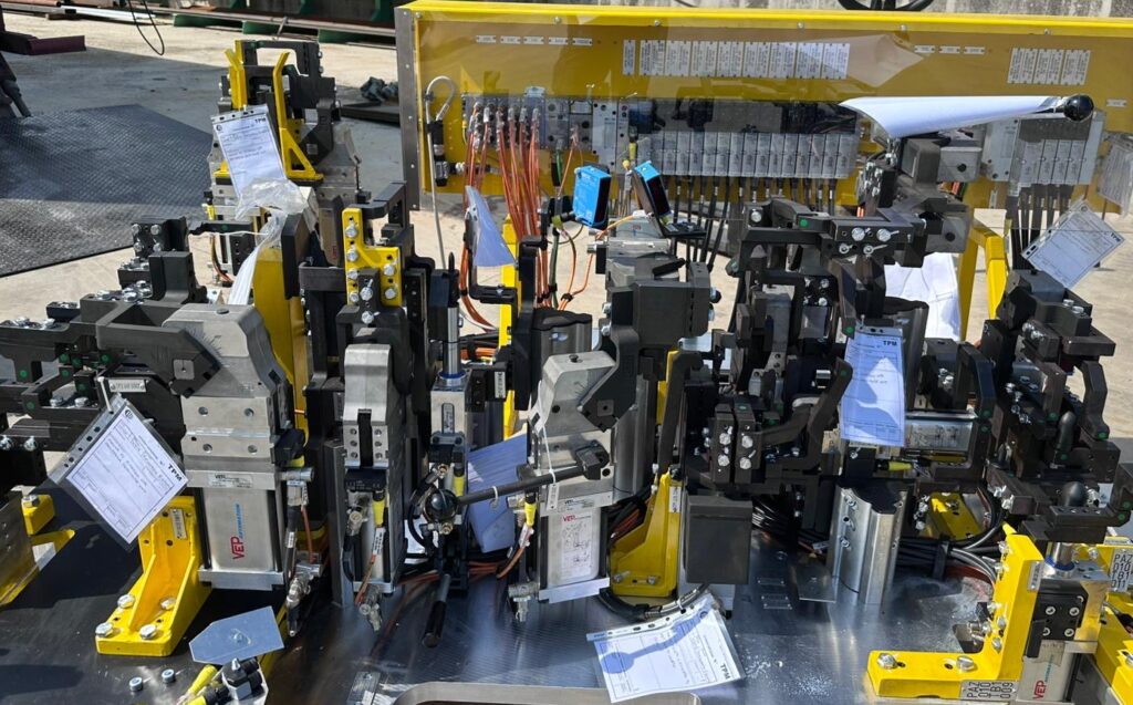 Attrezzatura di assemblaggio completa vista d'insieme in ambiente industriale SAM Automotive